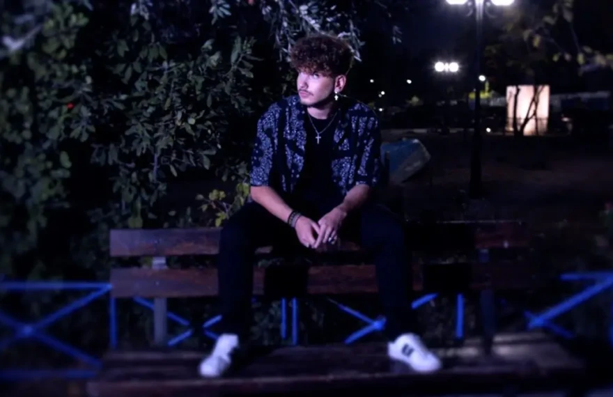 Chris Gi -- To gelasto paidi