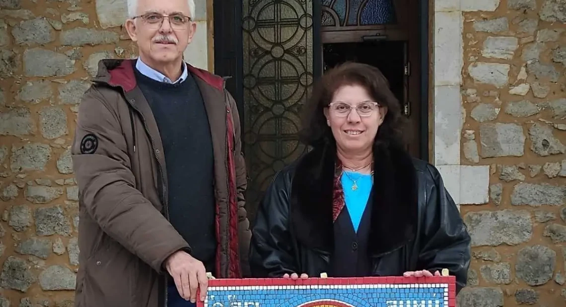 Ψηφίδα–ψηφίδα προς το Θείο: Ο Γιάννης Παπαδόπουλος μιλά για την τέχνη της αγιογραφίας